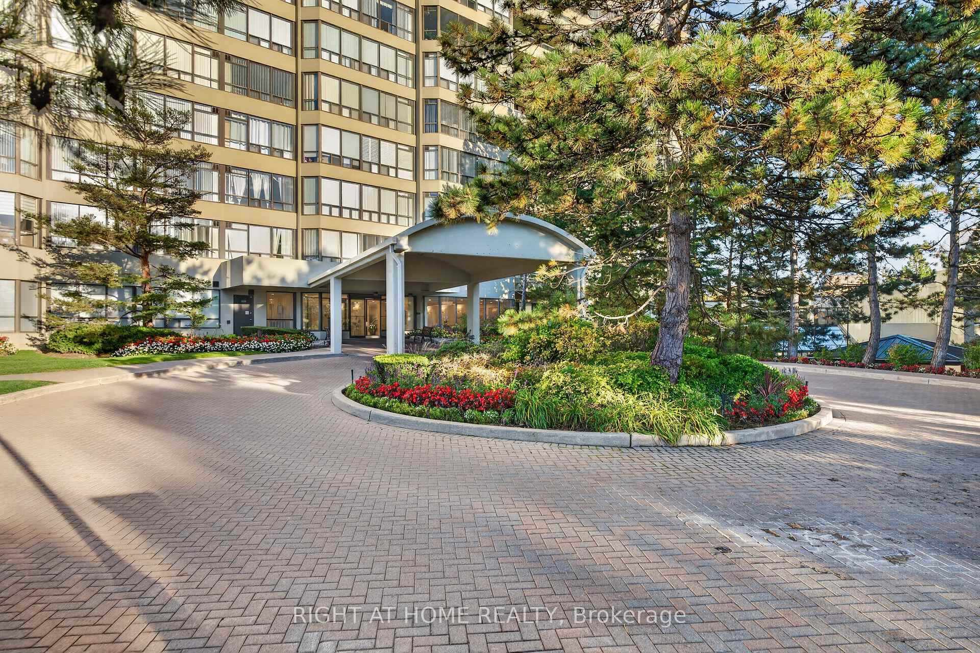 Photo 5 of Unit 708, 22 Hanover Road, Brampton, Queen Street Corridor — HOMEH