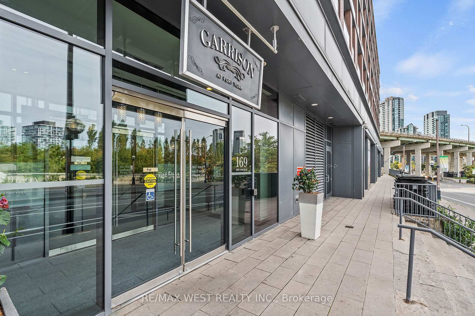 Photo 8 of Unit 1002, 169 Fort York Boulevard, Toronto, Niagara — HOMEH