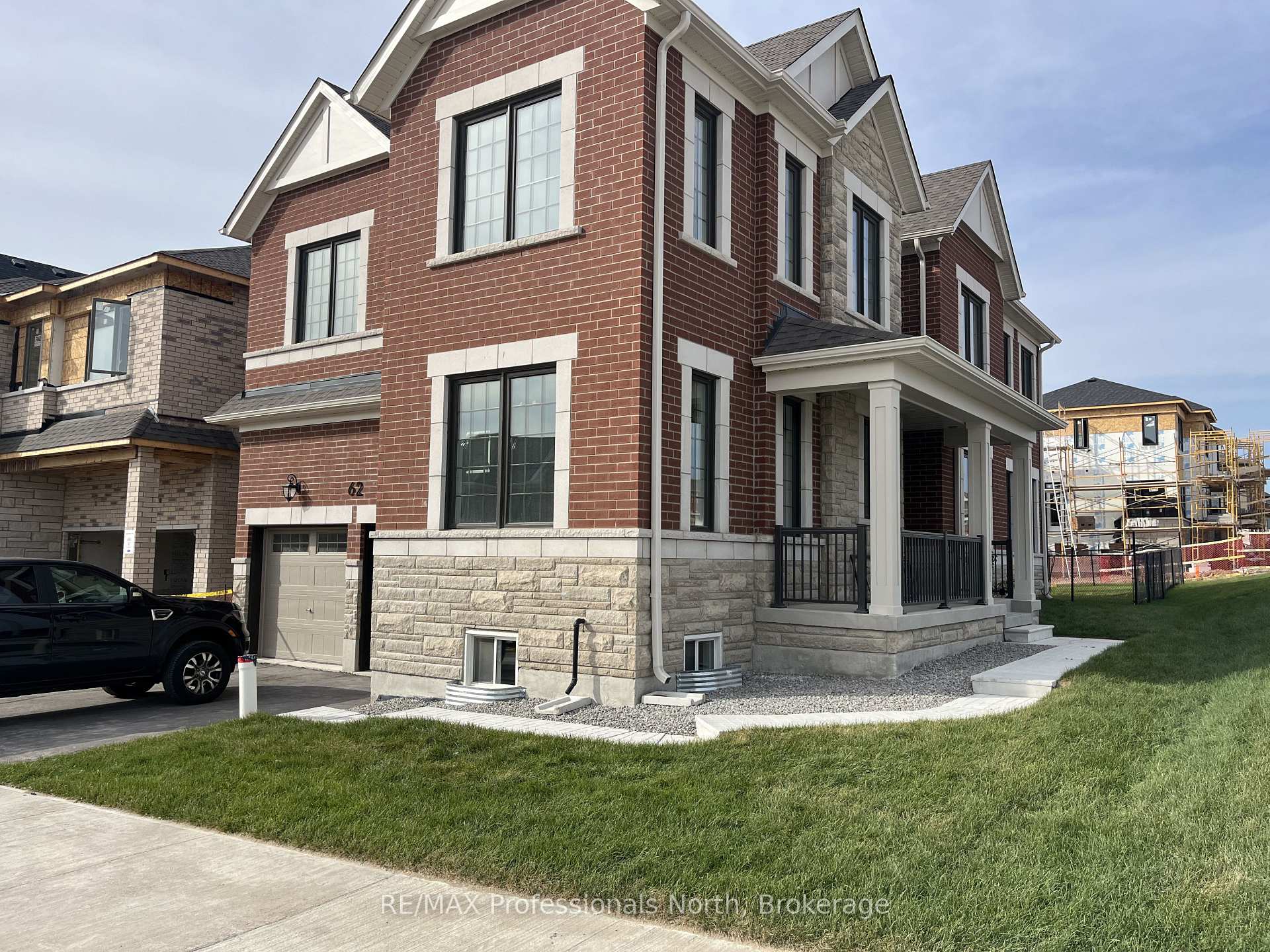 Photo 2 of 62 Lower Street, Barrie, Rural Barrie Southeast — HOMEH