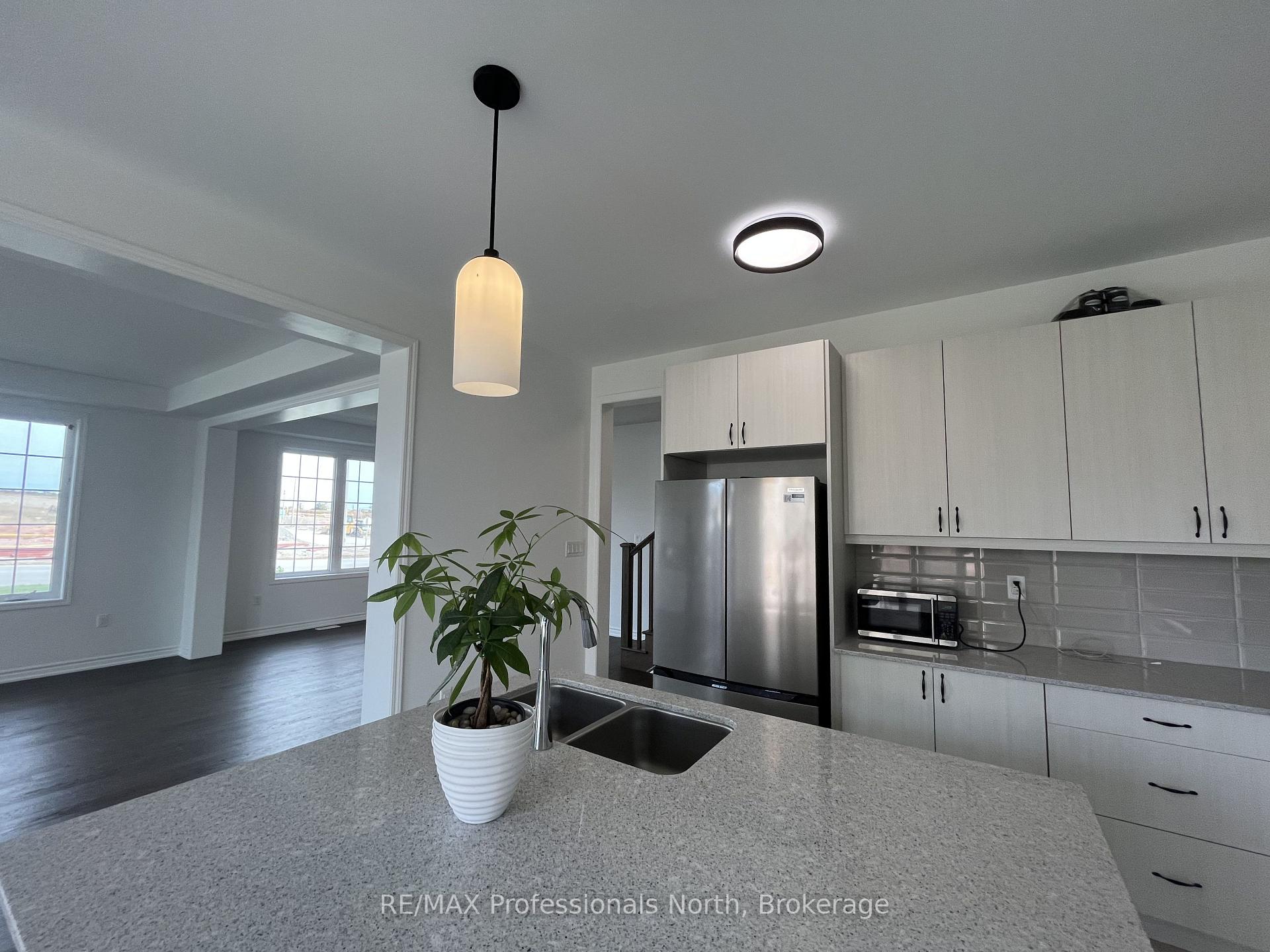 Photo 5 of 62 Lower Street, Barrie, Rural Barrie Southeast — HOMEH