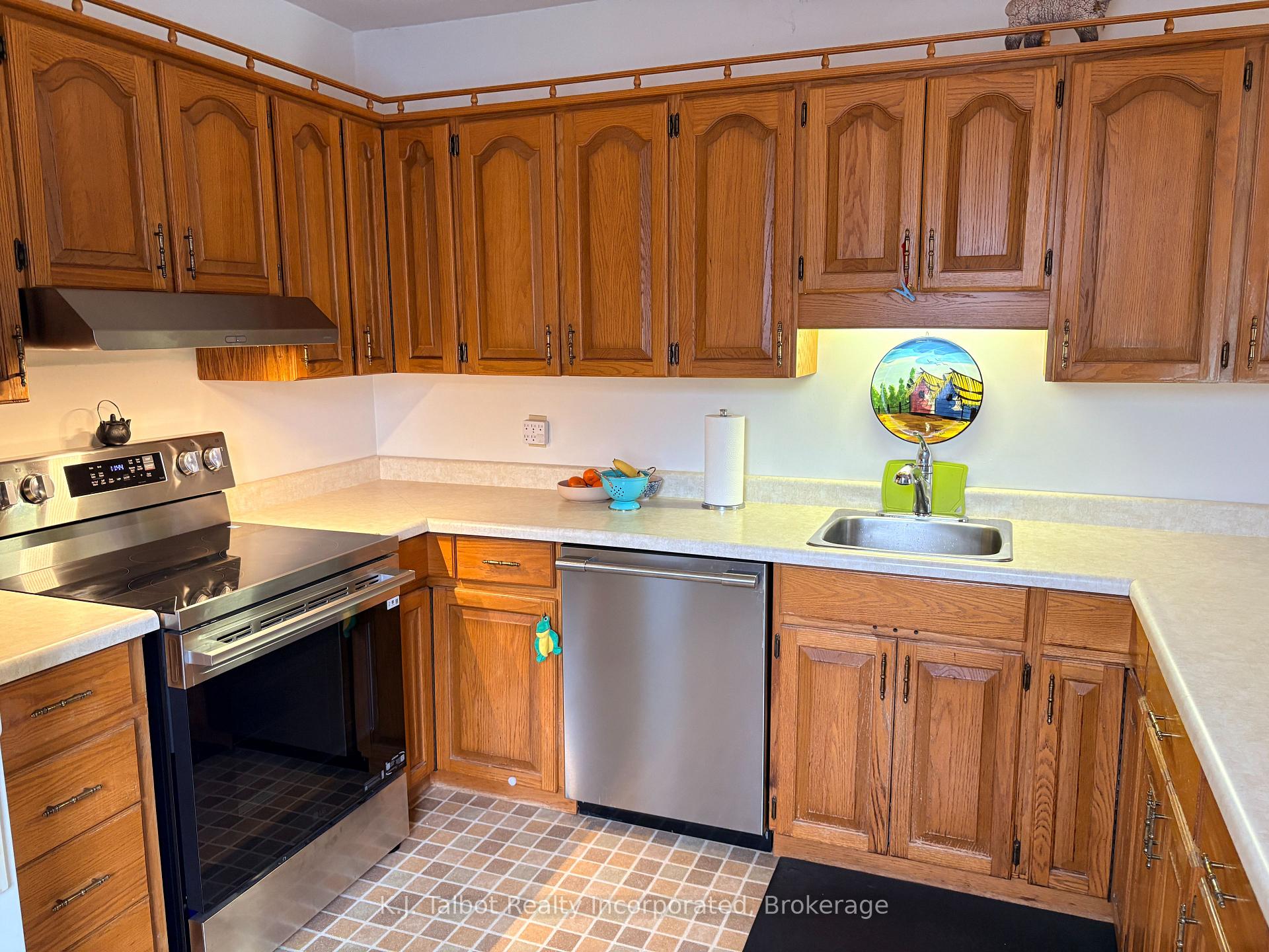 Photo 23 of 207 Cameron Street, Goderich, Goderich (Town) — HOMEH