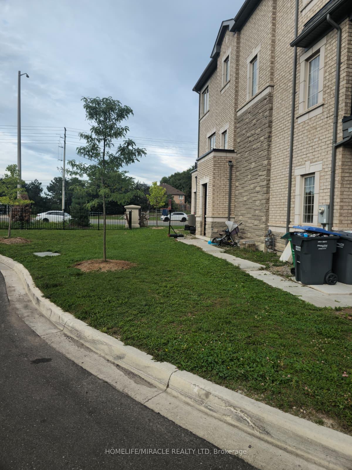 Photo 3 of 63 Hashmi Place E, Brampton, Credit Valley — HOMEH