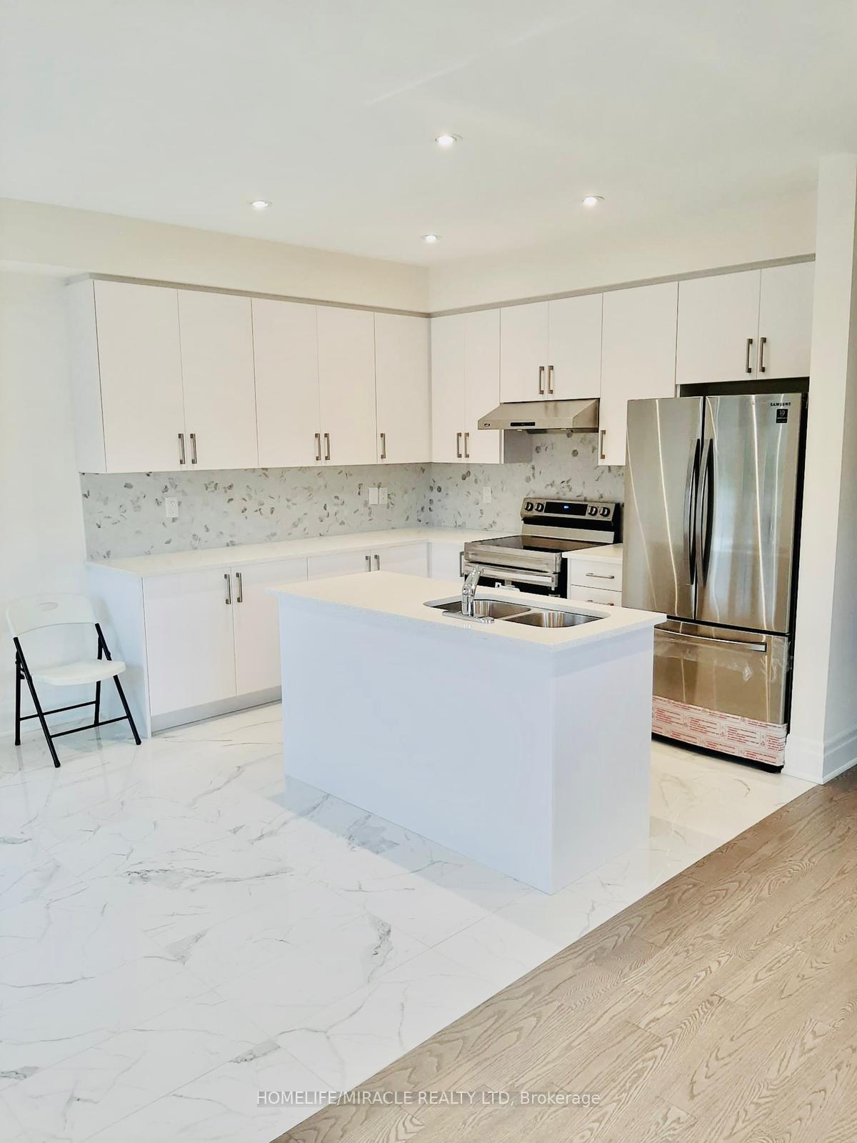Photo 6 of 63 Hashmi Place E, Brampton, Credit Valley — HOMEH