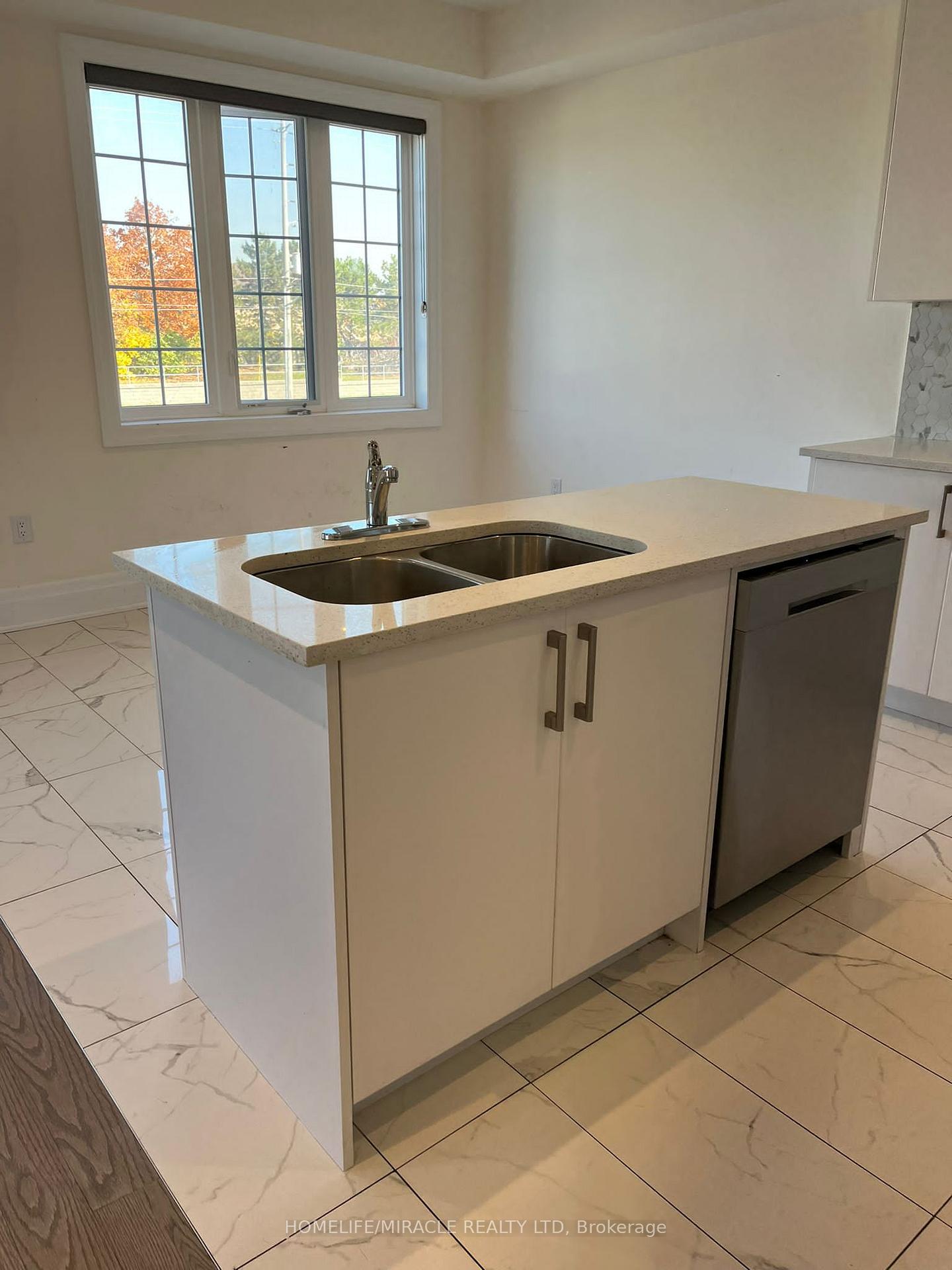 Photo 8 of 63 Hashmi Place E, Brampton, Credit Valley — HOMEH