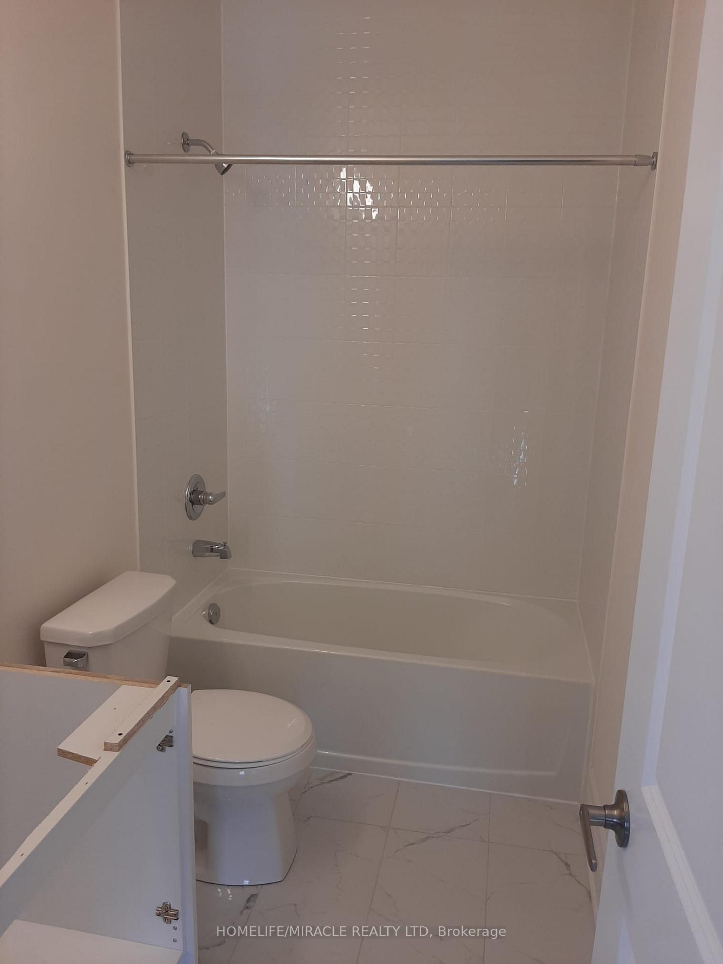 Photo 12 of 63 Hashmi Place E, Brampton, Credit Valley — HOMEH
