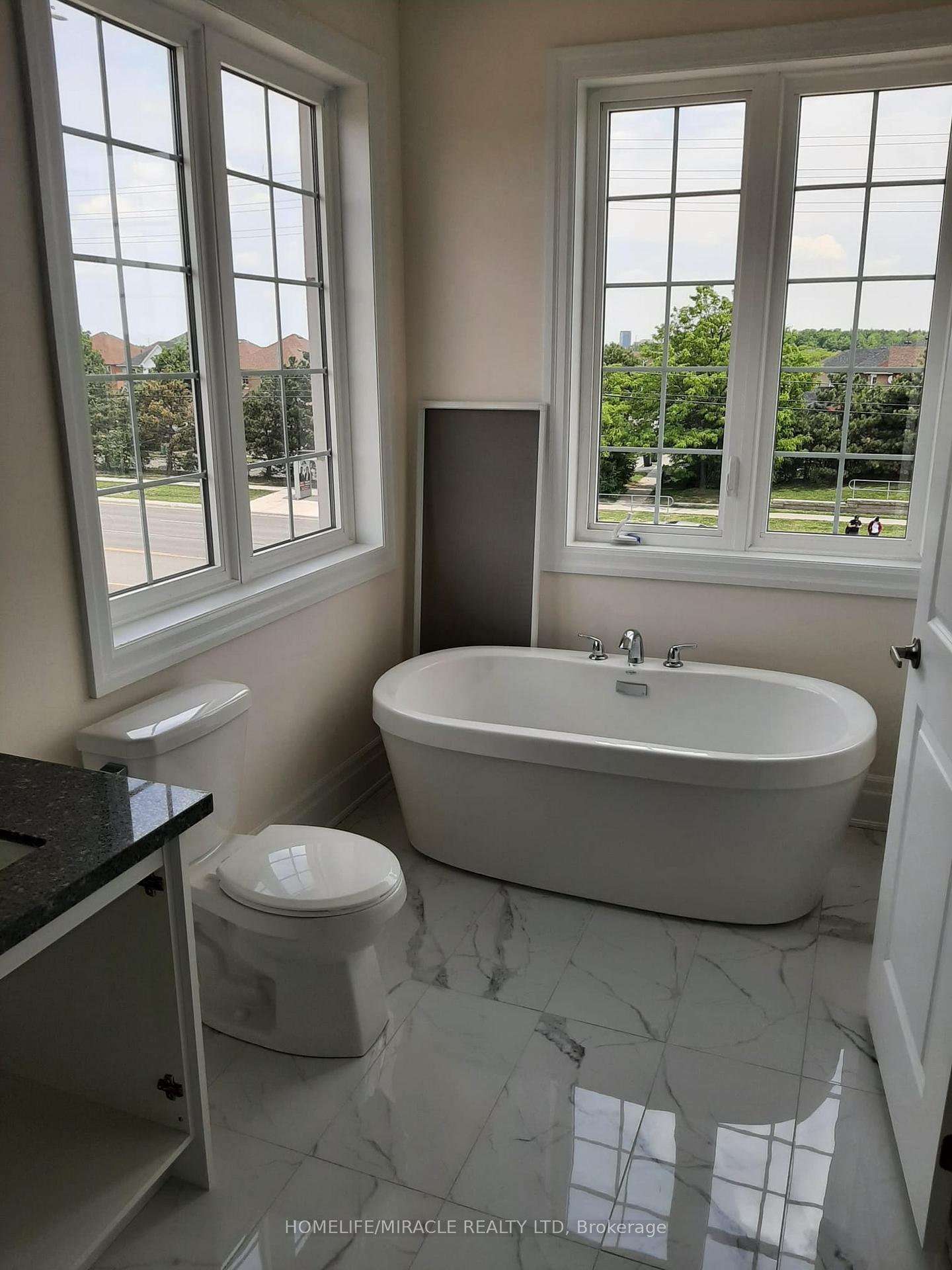 Photo 13 of 63 Hashmi Place E, Brampton, Credit Valley — HOMEH