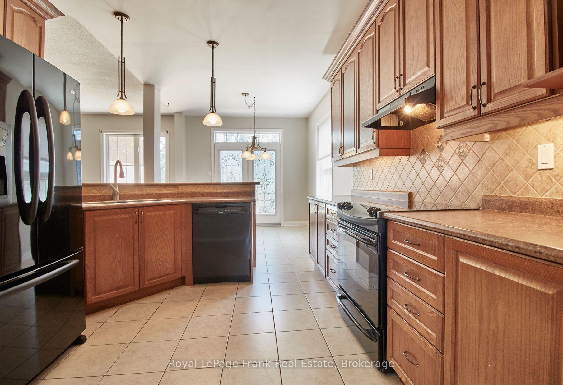 Photo 9 of 43 Helston Crescent, Whitby, Brooklin — HOMEH