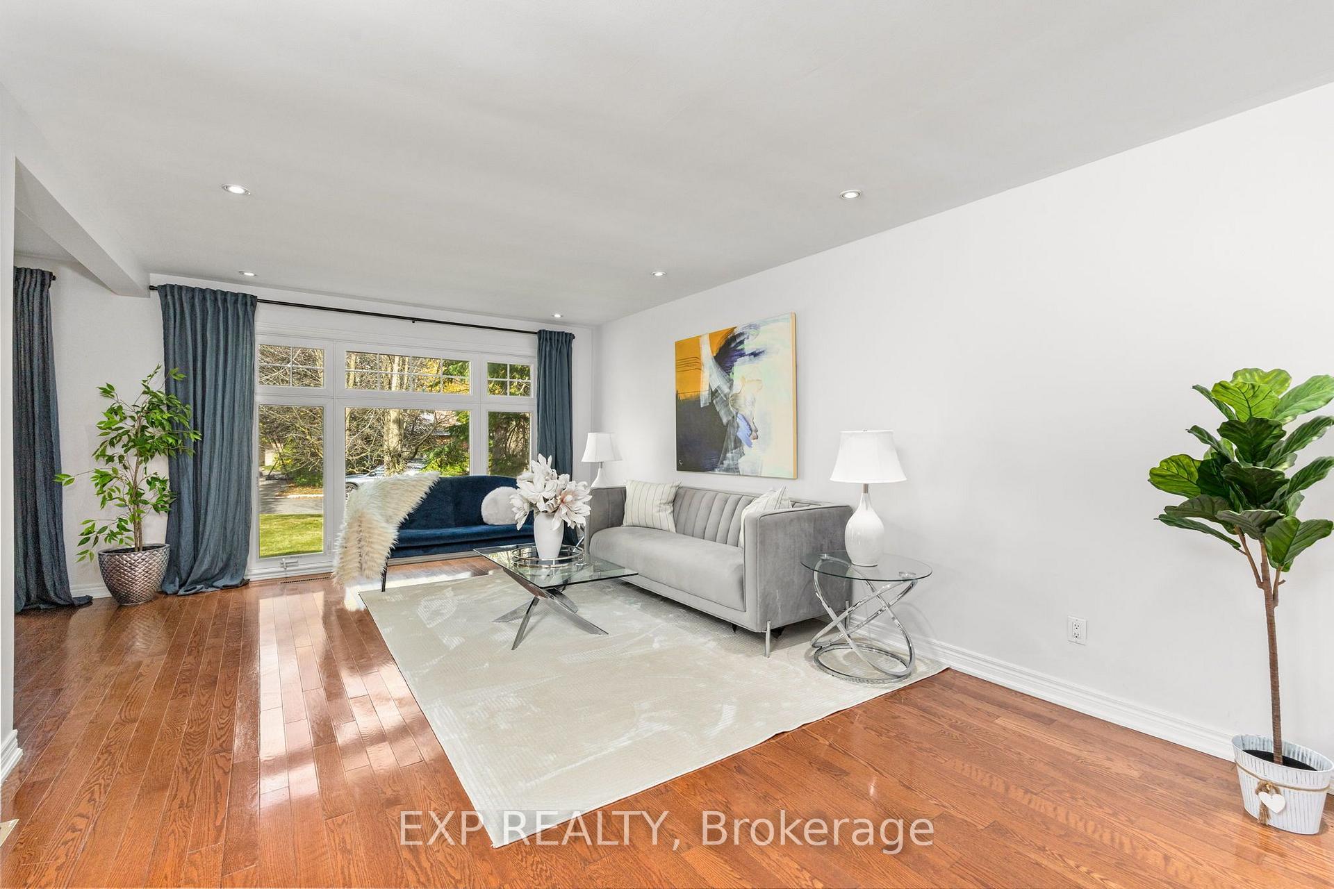 Photo 6 of 5 Tadcaster Place, North York, Banbury-Don Mills — HOMEH