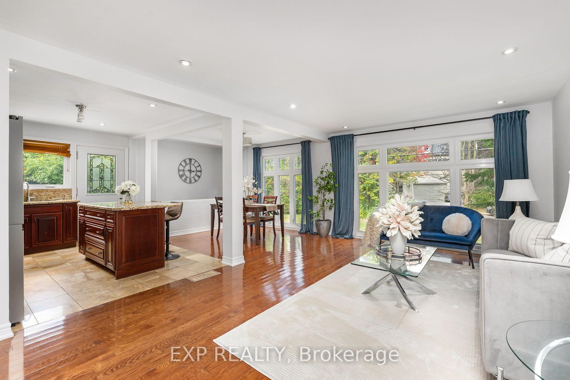 Photo 8 of 5 Tadcaster Place, North York, Banbury-Don Mills — HOMEH