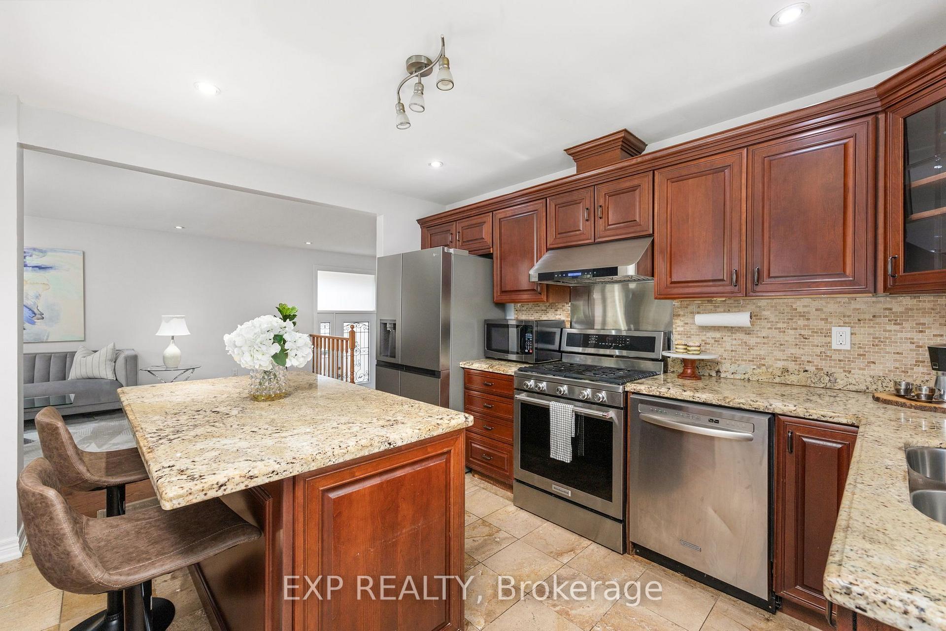 Photo 11 of 5 Tadcaster Place, North York, Banbury-Don Mills — HOMEH