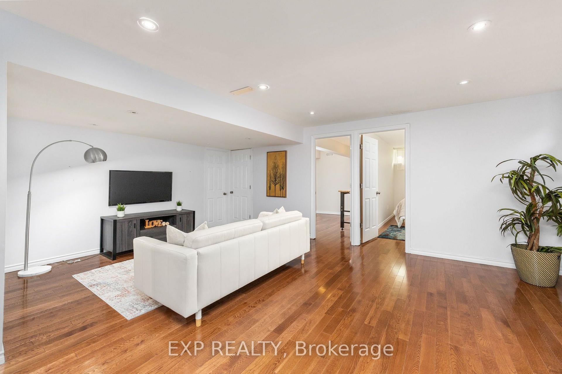 Photo 19 of 5 Tadcaster Place, North York, Banbury-Don Mills — HOMEH