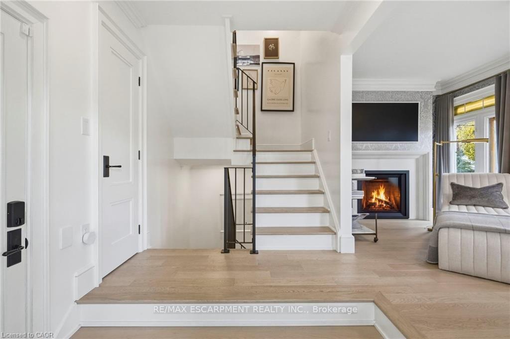 Photo 3 of 305 Randall Street, Oakville, Old Oakville — HOMEH