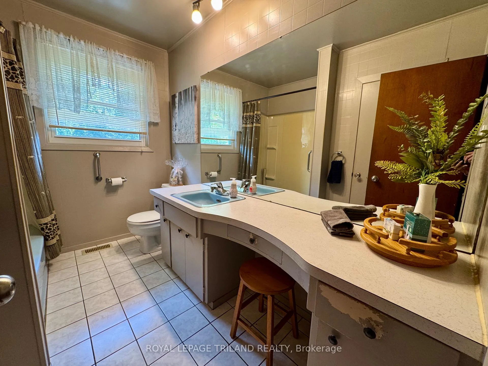 Photo 63 of 272 Richmond Street, North Middlesex, Parkhill — HOMEH