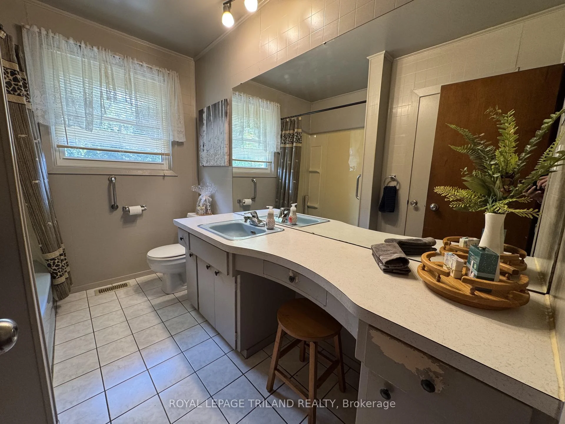 Photo 88 of 272 Richmond Street, North Middlesex, Parkhill — HOMEH