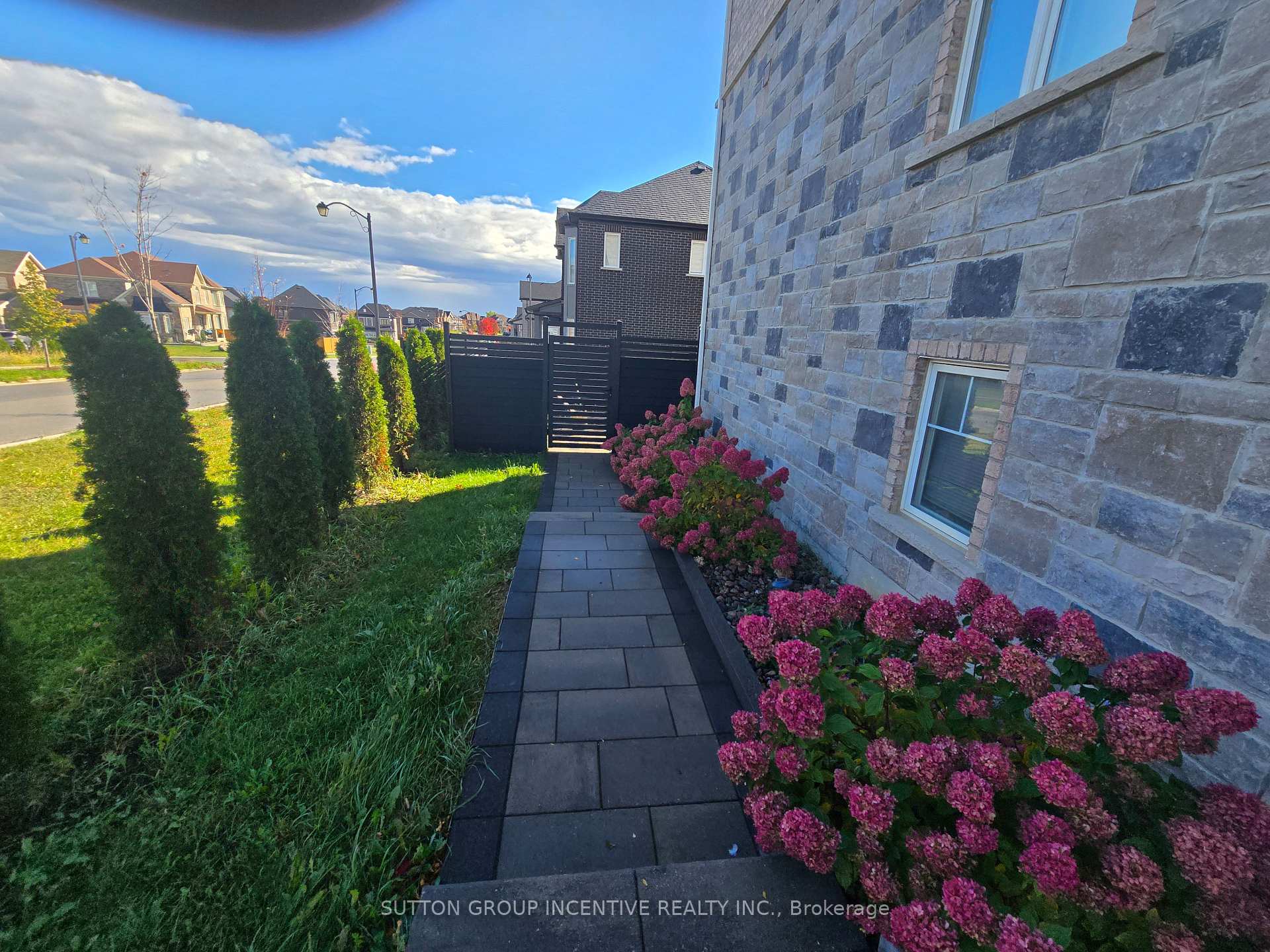 Photo 3 of 1415 Lormel Gate Avenue, Innisfil, Lefroy — HOMEH