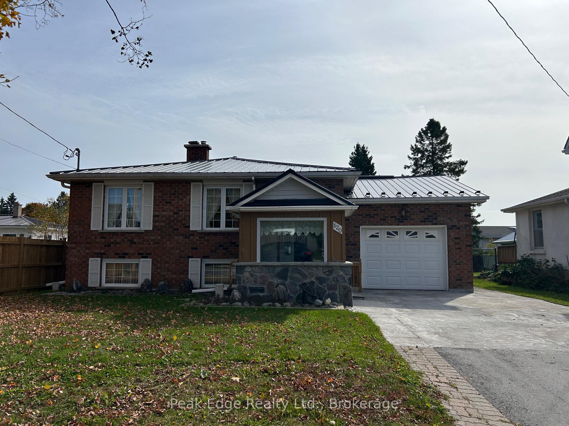 Photo of 120 Victoria Street W