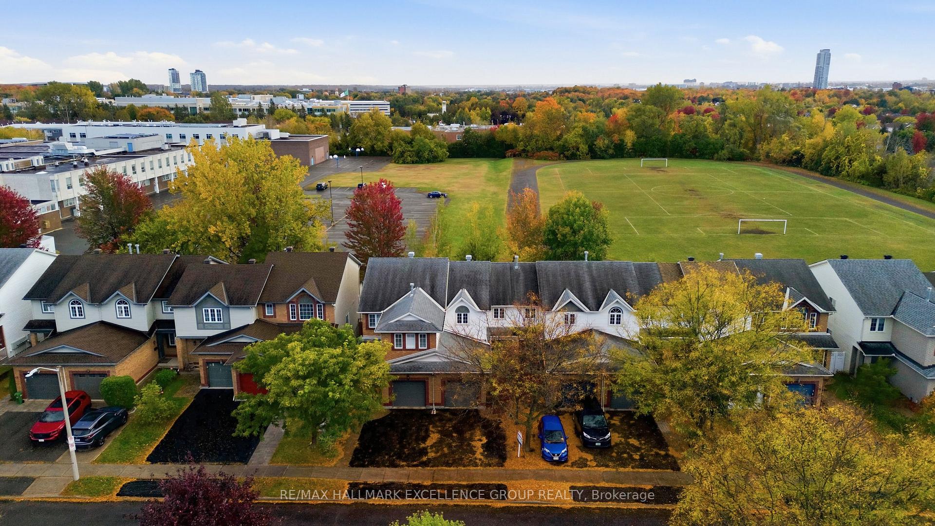 Photo 4 of 54 Carwood Circle, Ottawa, Carson Meadows — HOMEH