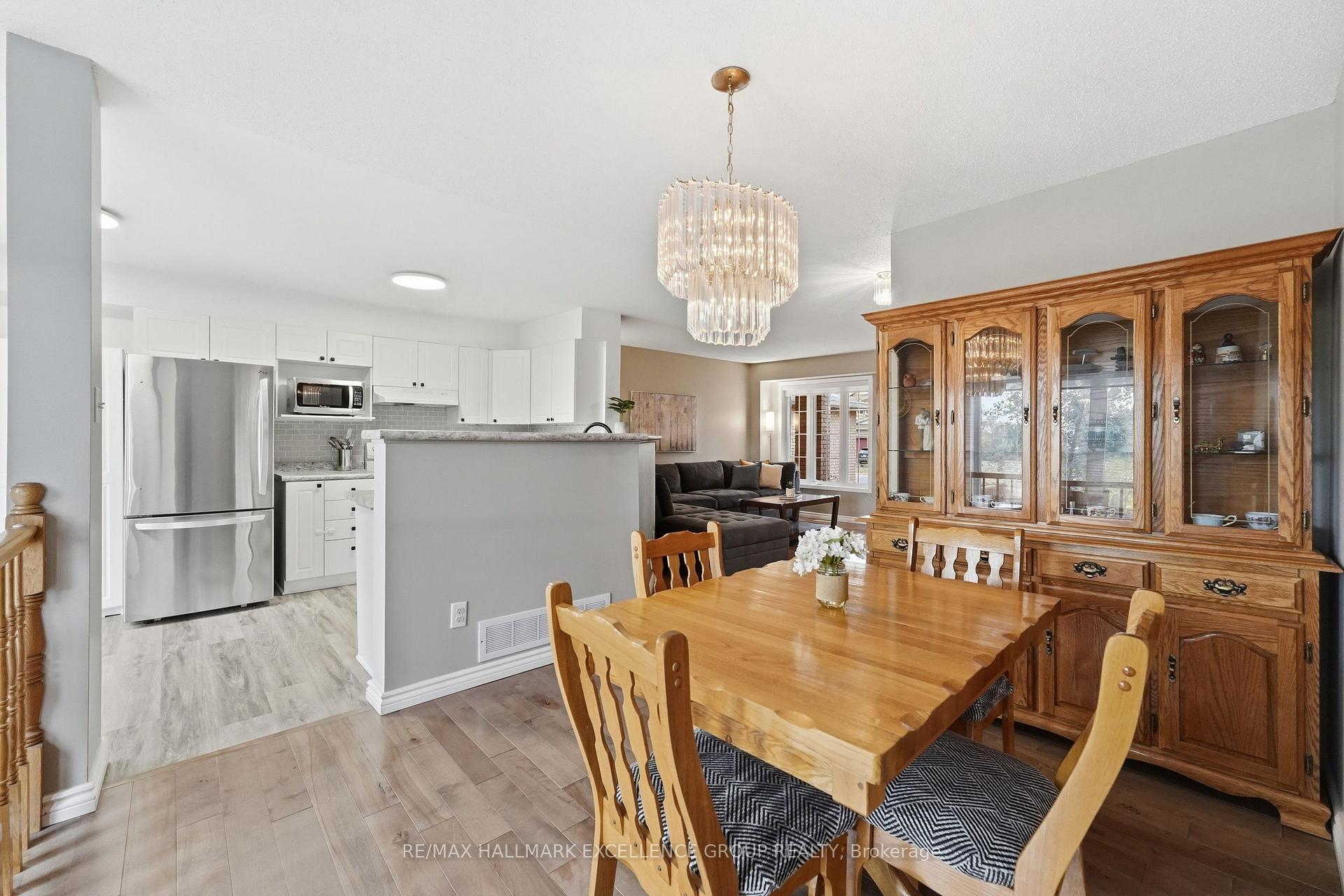 Photo 11 of 54 Carwood Circle, Ottawa, Carson Meadows — HOMEH