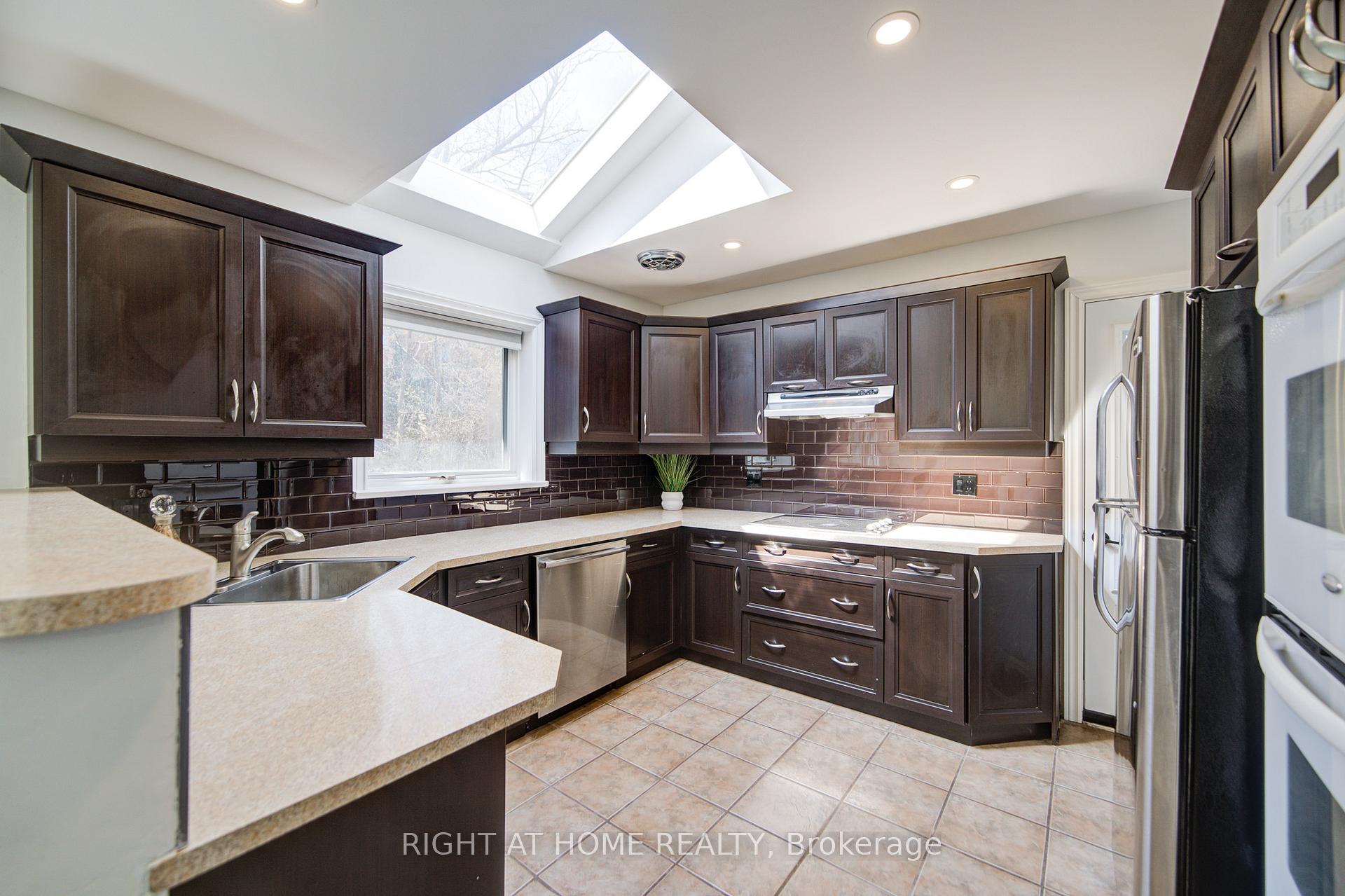 Photo 7 of 326 Jaybell Grove, Scarborough, Rouge — HOMEH