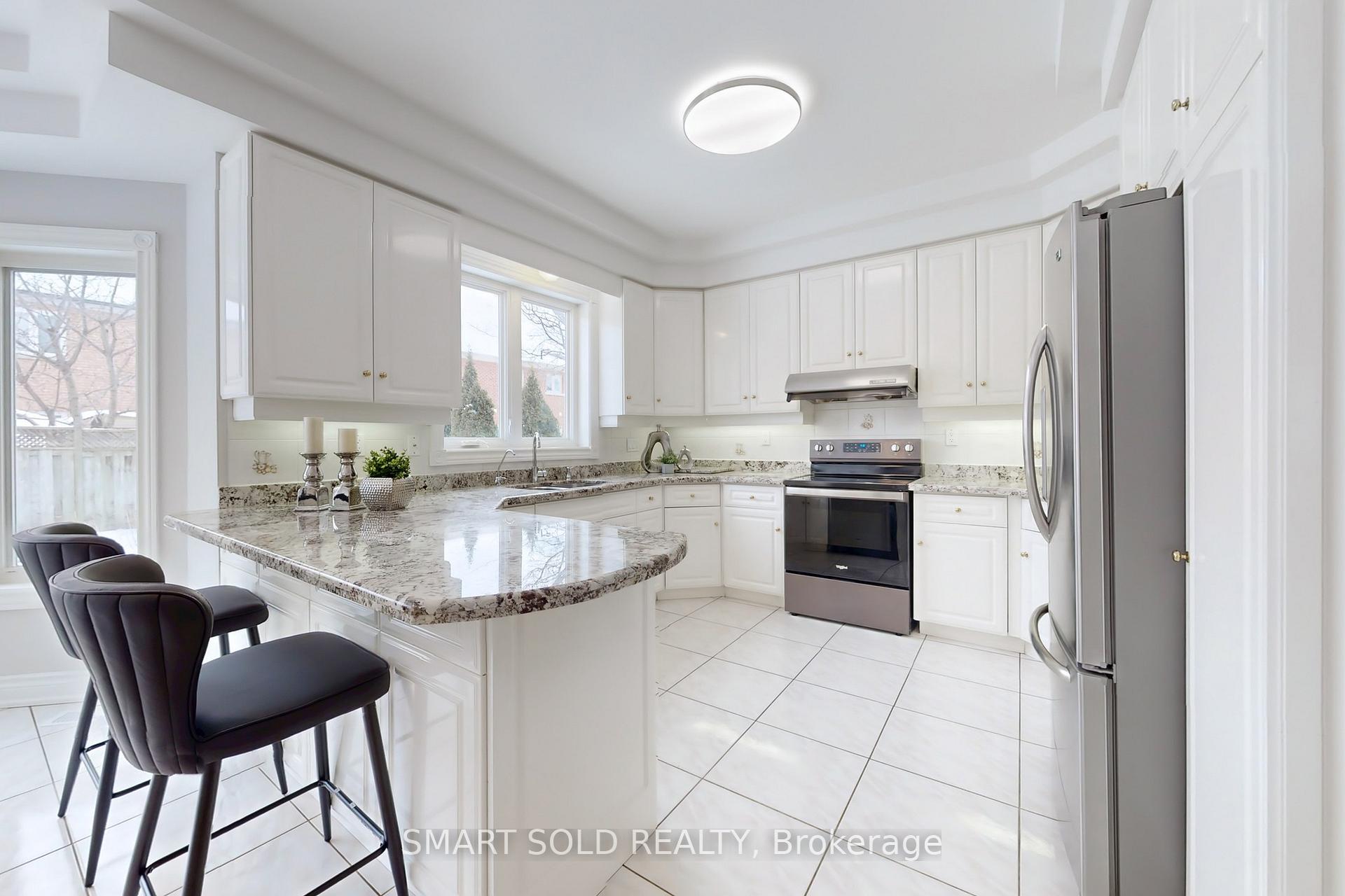 Photo 9 of 31 Black Walnut Crescent, Richmond Hill, Langstaff — HOMEH