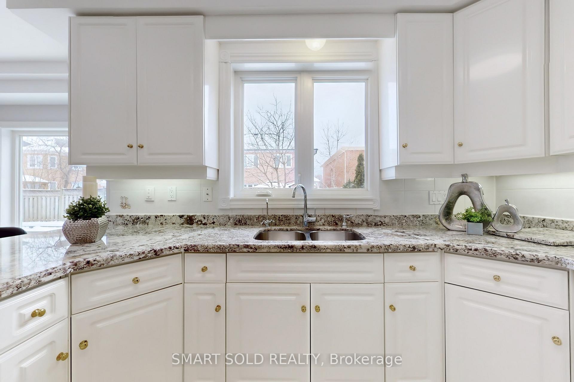 Photo 10 of 31 Black Walnut Crescent, Richmond Hill, Langstaff — HOMEH