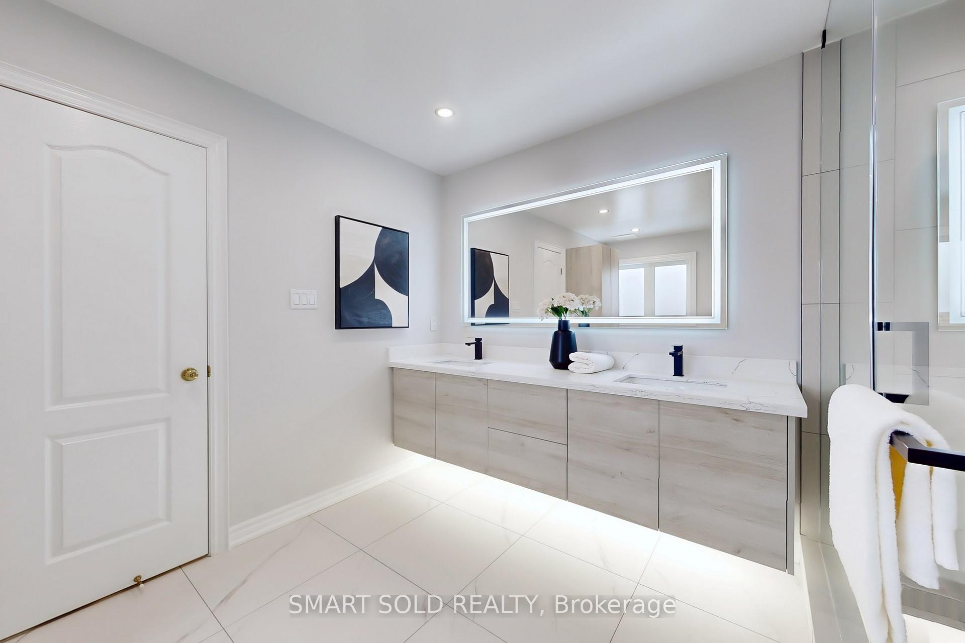 Photo 23 of 31 Black Walnut Crescent, Richmond Hill, Langstaff — HOMEH