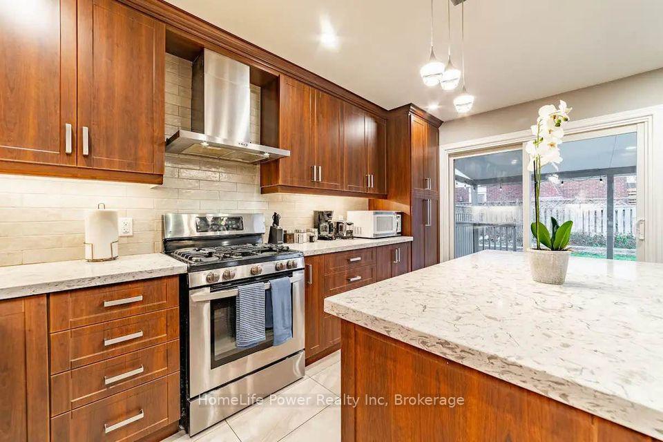 Photo 4 of 463 Westheights Drive, Kitchener, Forest Heights — HOMEH