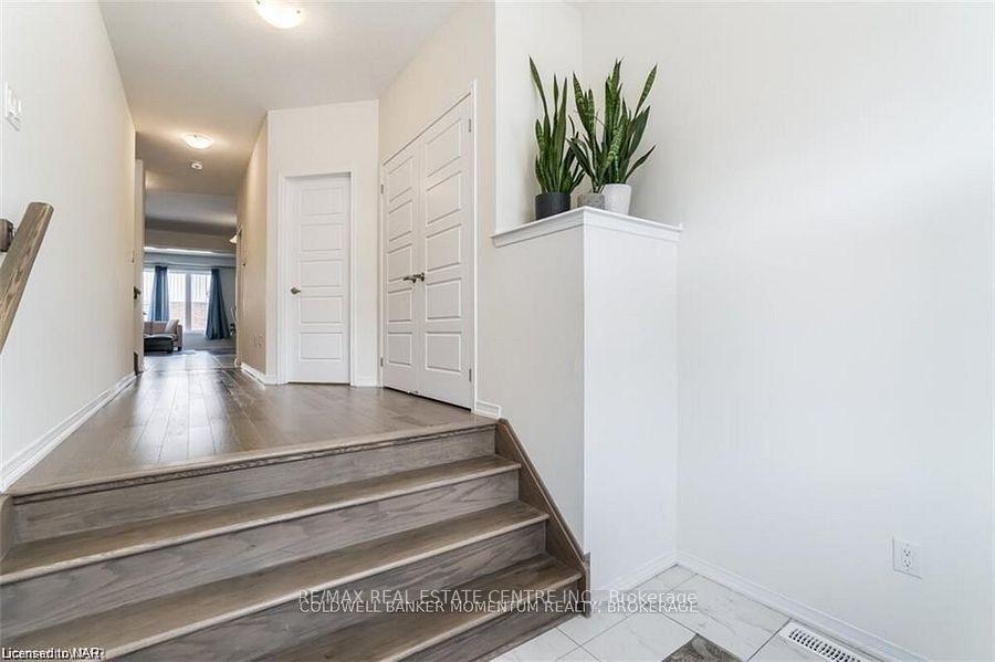 Photo 6 of 7831 Odell Crescent, Niagara Falls, Brown — HOMEH