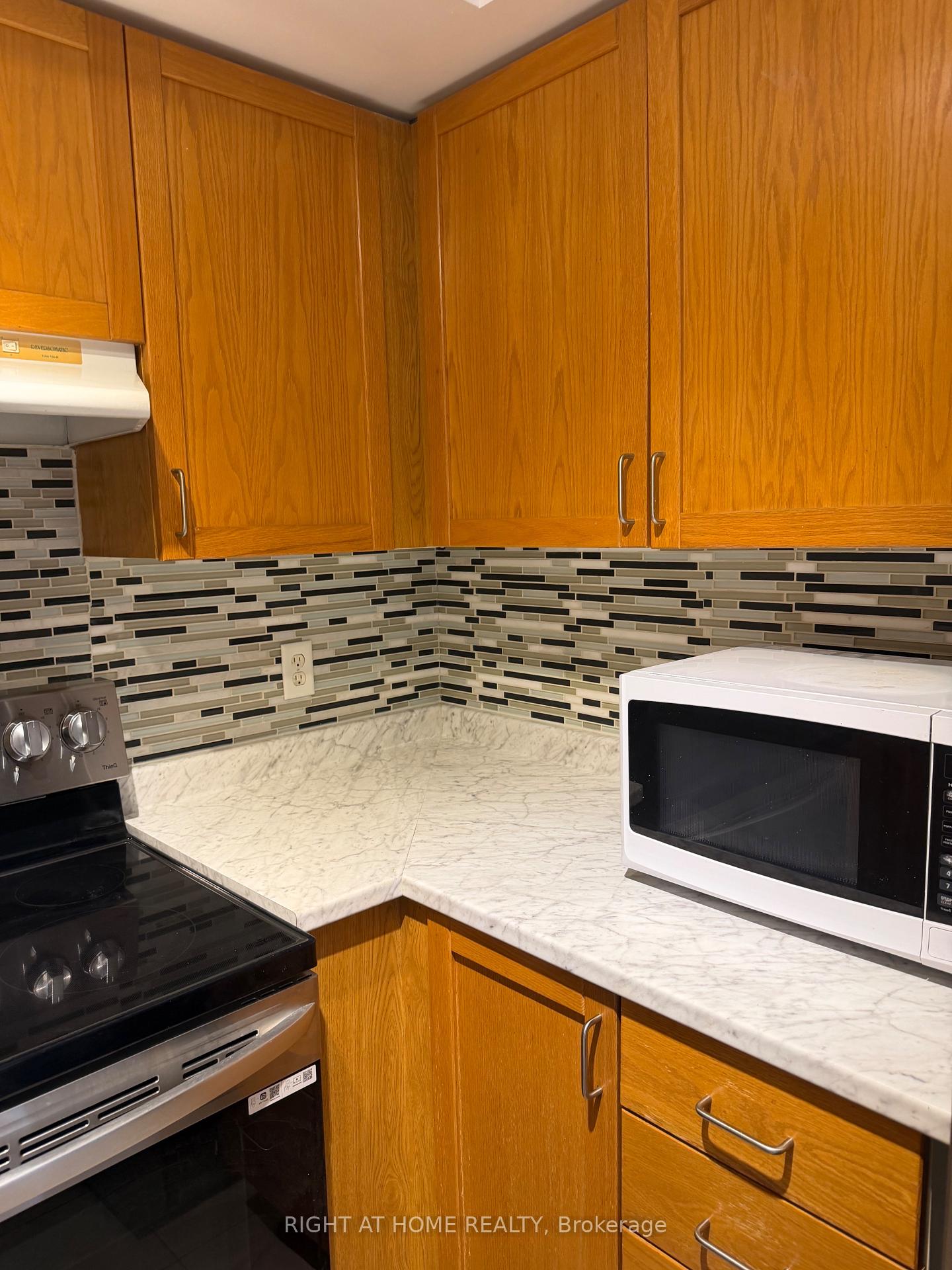 Photo 6 of Unit 908, 26 Olive Avenue, North York, Willowdale East — HOMEH