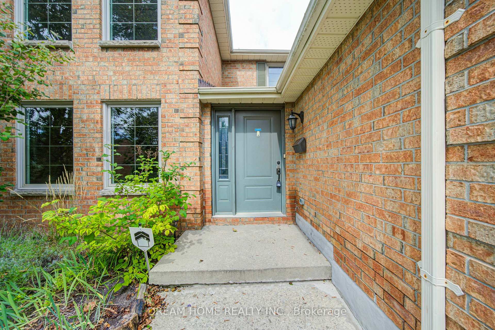 Photo 3 of 30 Garnish Green, Markham, Markham Village — HOMEH