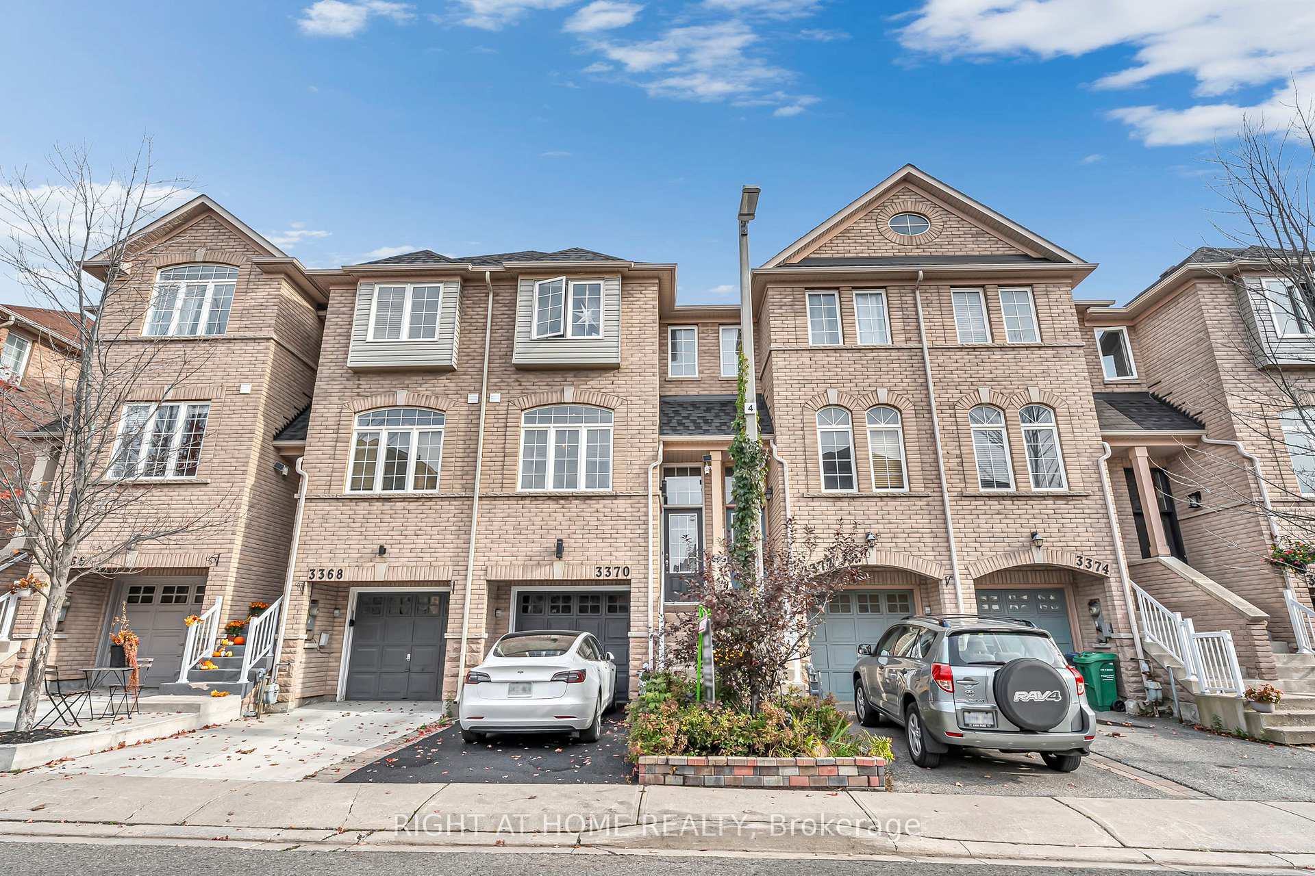 Photo 3 of 3370 Redpath Circle, Mississauga, Lisgar — HOMEH