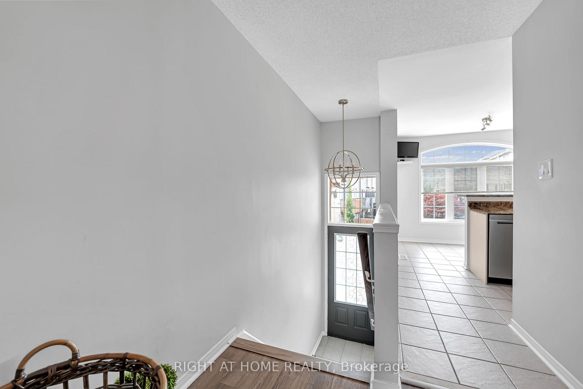 Photo 4 of 3370 Redpath Circle, Mississauga, Lisgar — HOMEH