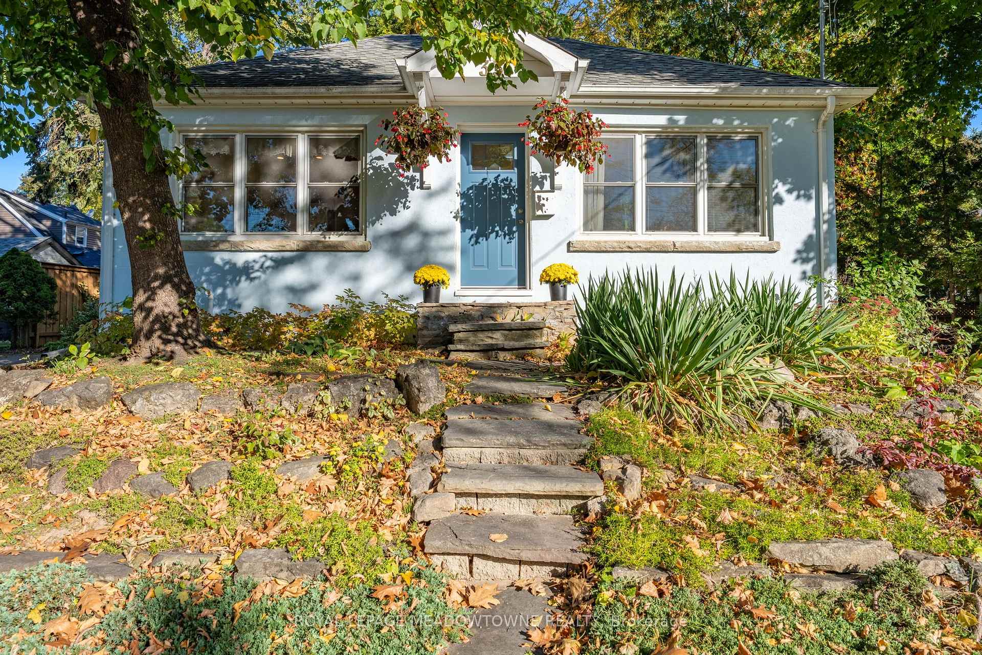 Photo 2 of 33 Durham Street, Halton Hills, Georgetown — HOMEH