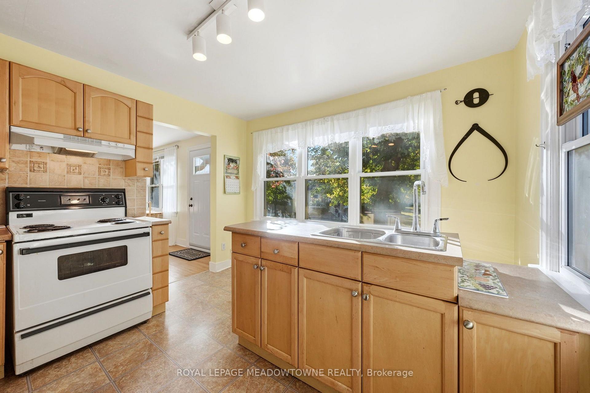 Photo 16 of 33 Durham Street, Halton Hills, Georgetown — HOMEH