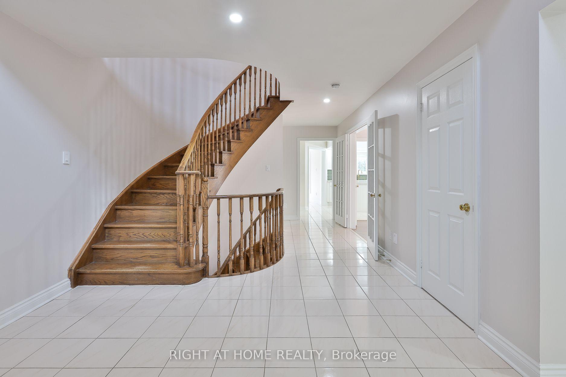 Photo 5 of 560 Chagall Court, Mississauga, Hurontario — HOMEH