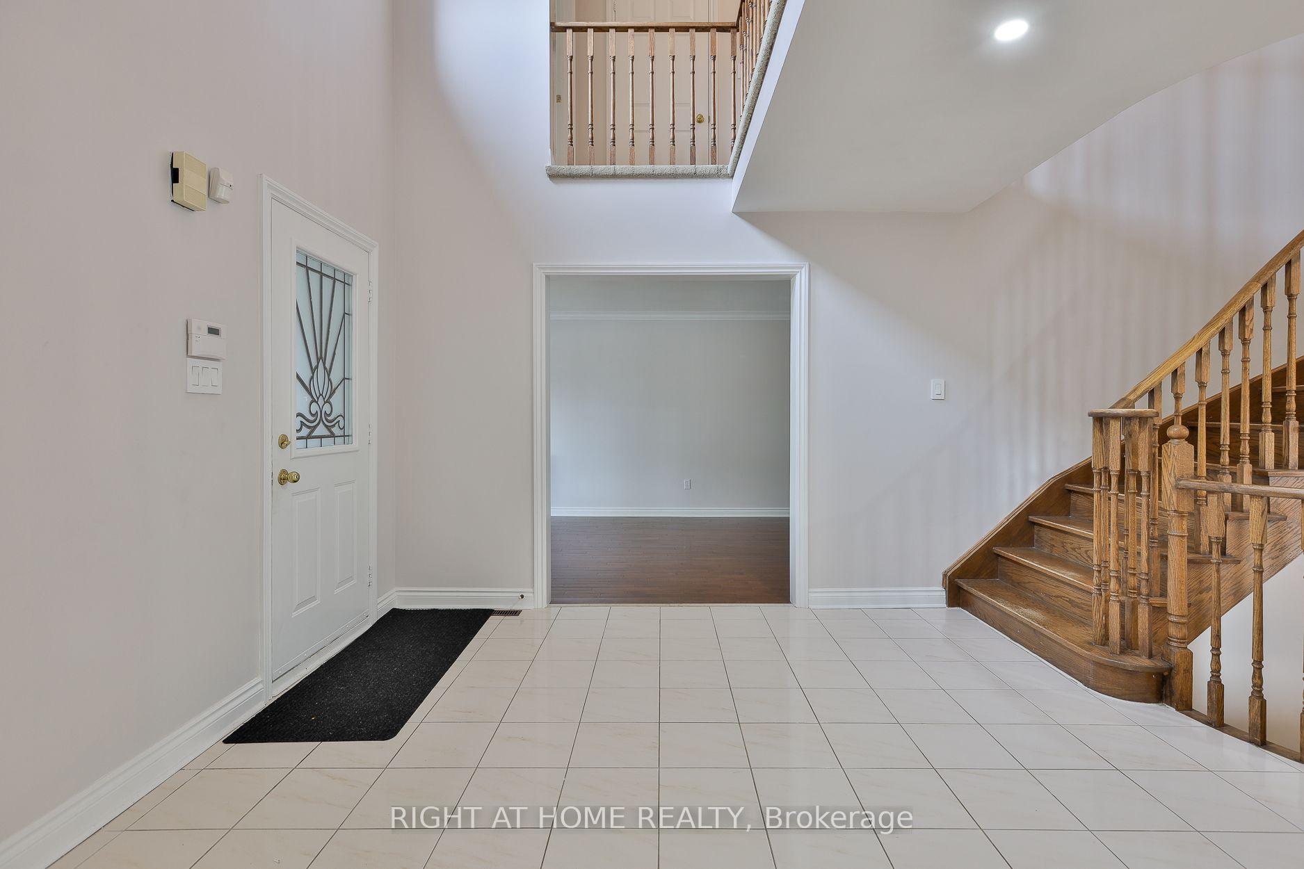 Photo 7 of 560 Chagall Court, Mississauga, Hurontario — HOMEH