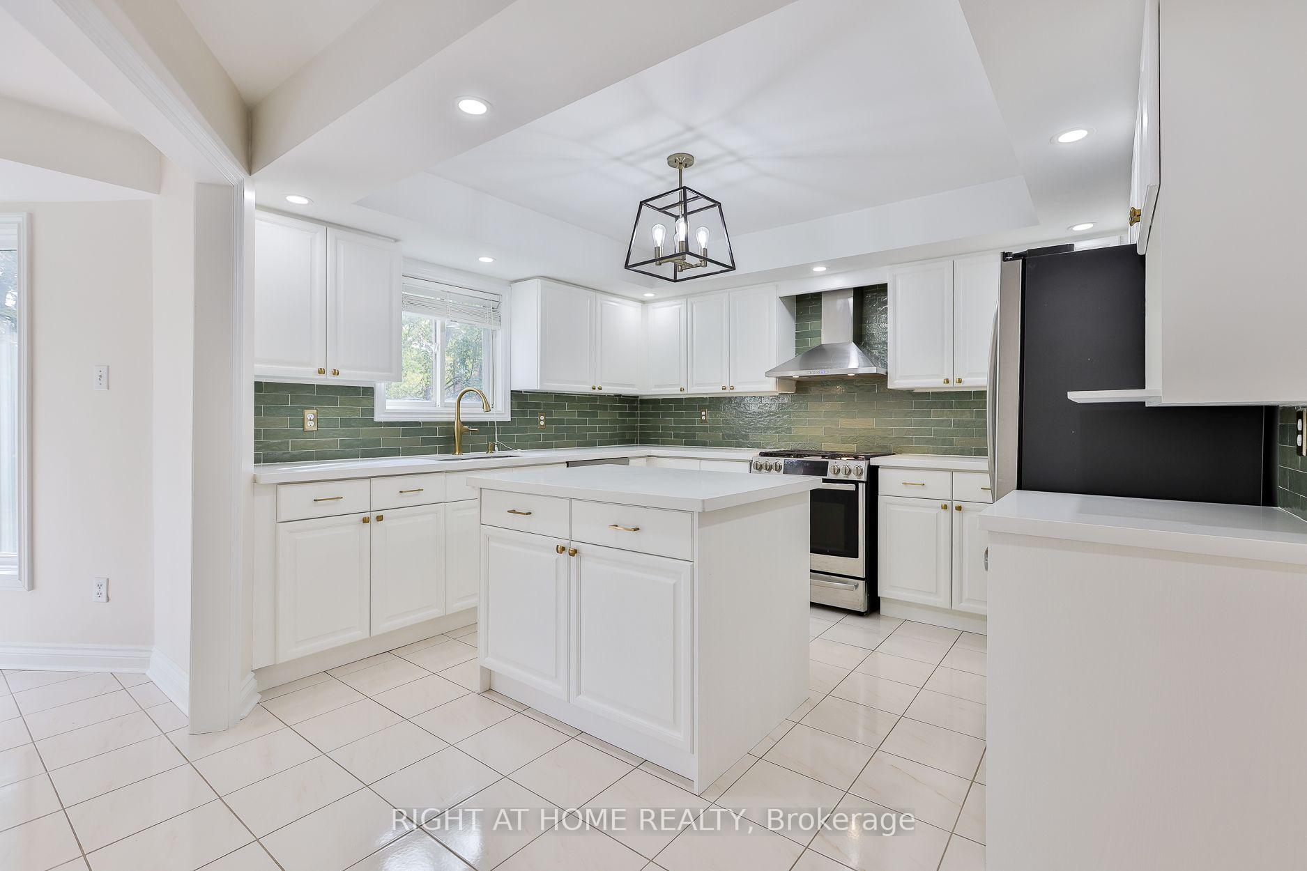 Photo 11 of 560 Chagall Court, Mississauga, Hurontario — HOMEH