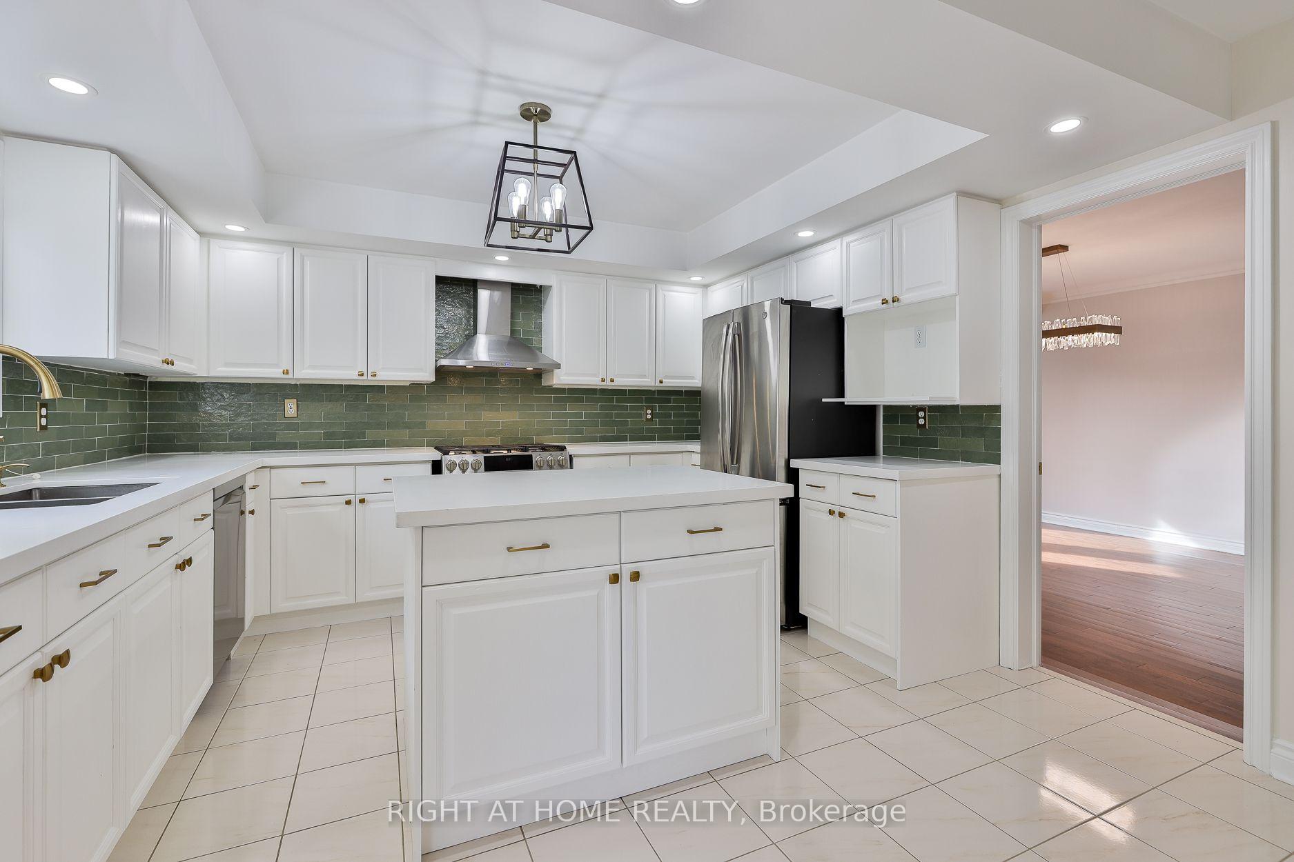 Photo 12 of 560 Chagall Court, Mississauga, Hurontario — HOMEH