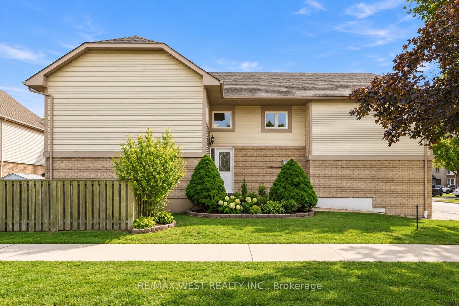 Photo 2 of 2 Ackrow Court, Etobicoke, Eringate-Centennial-West Deane — HOMEH