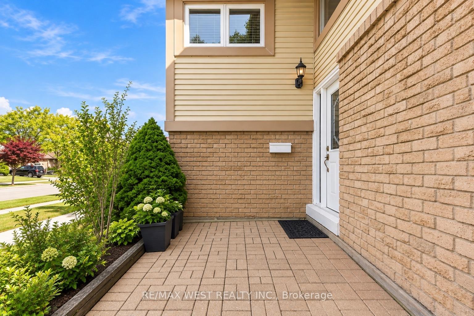 Photo 4 of 2 Ackrow Court, Etobicoke, Eringate-Centennial-West Deane — HOMEH