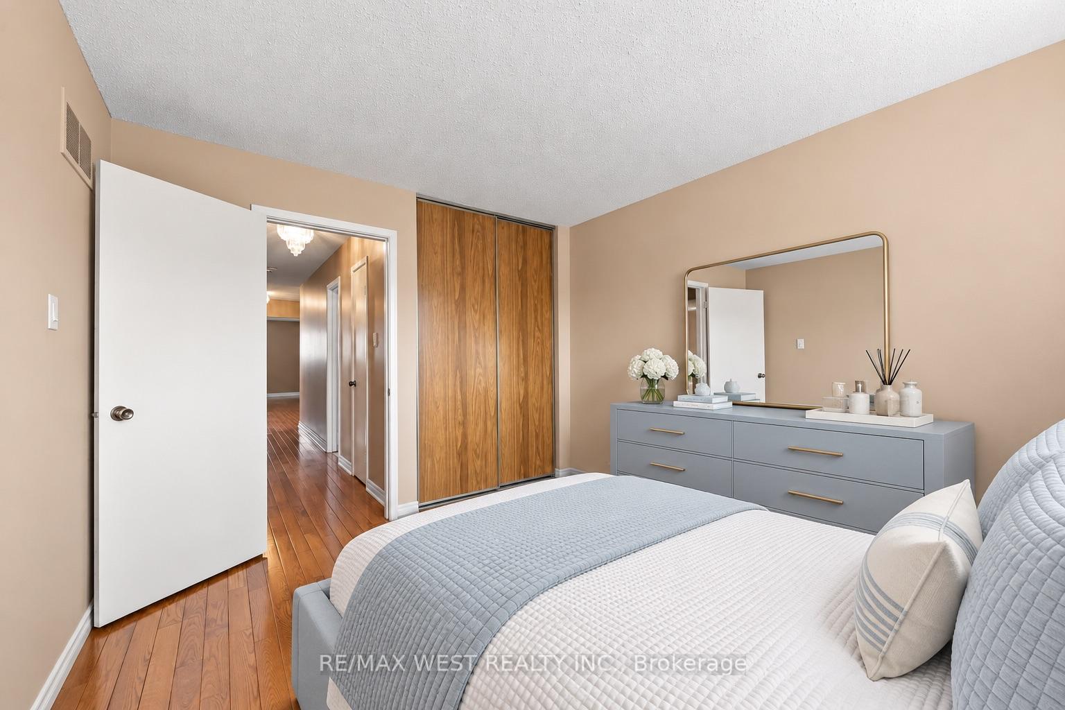 Photo 15 of 2 Ackrow Court, Etobicoke, Eringate-Centennial-West Deane — HOMEH