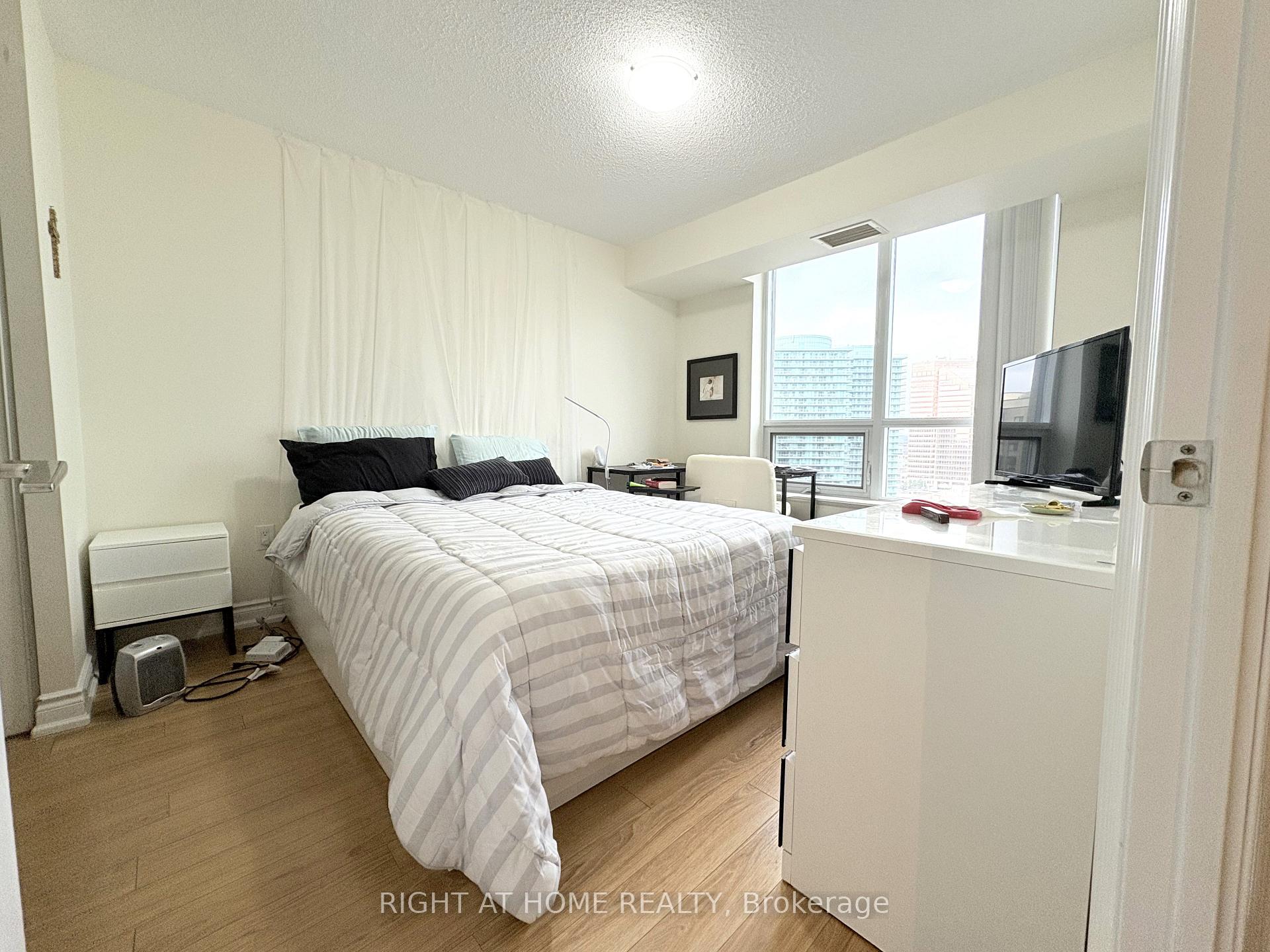 Photo 13 of Unit 1621, 500 Doris Avenue, North York, Willowdale East — HOMEH
