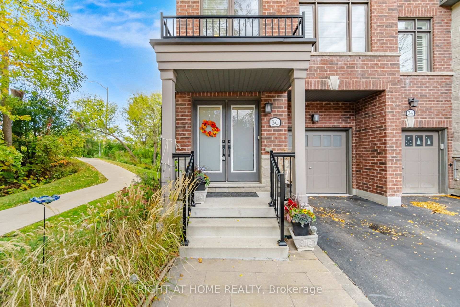 Photo 2 of 36 Whitehorn Lane, Halton Hills, Georgetown — HOMEH