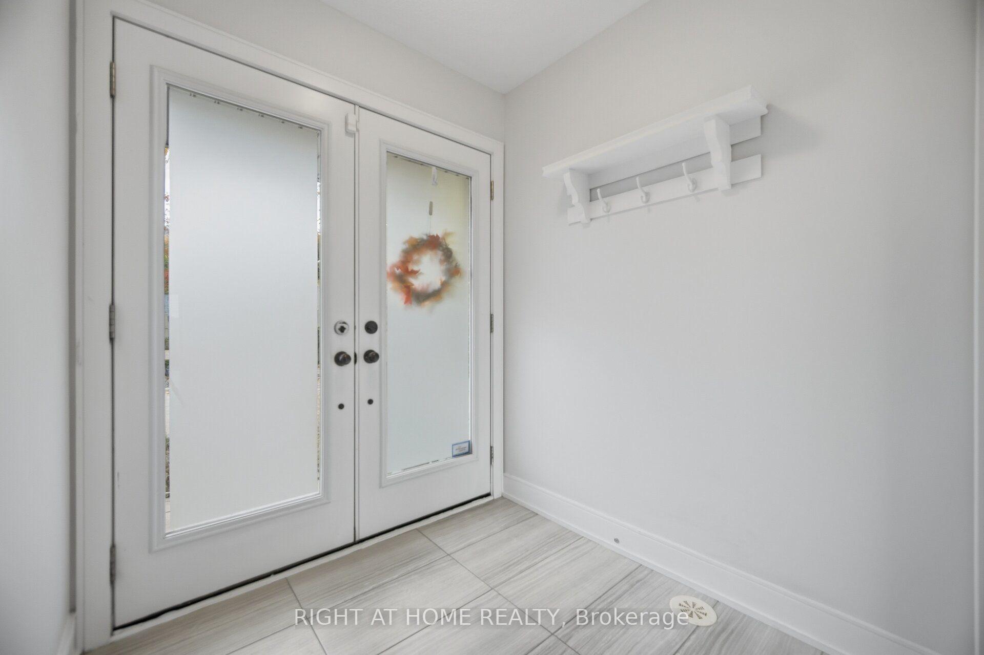 Photo 3 of 36 Whitehorn Lane, Halton Hills, Georgetown — HOMEH