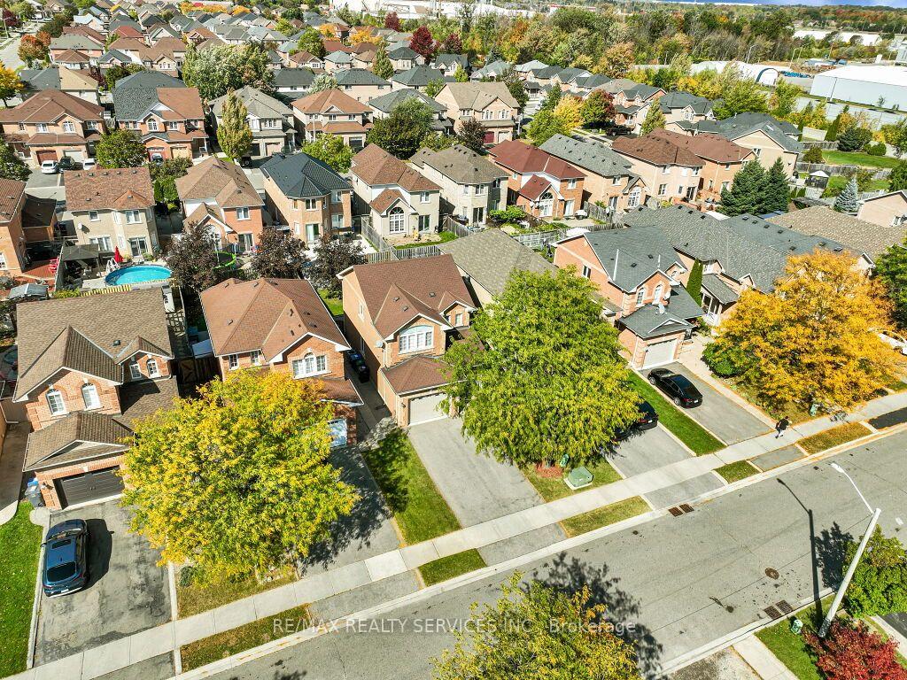 Photo 5 of 58 Sunny Glen Crescent, Brampton, Northwest Sandalwood Parkway — HOMEH