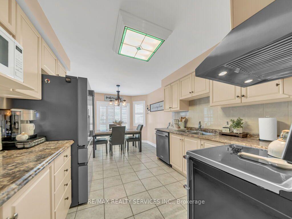 Photo 16 of 58 Sunny Glen Crescent, Brampton, Northwest Sandalwood Parkway — HOMEH