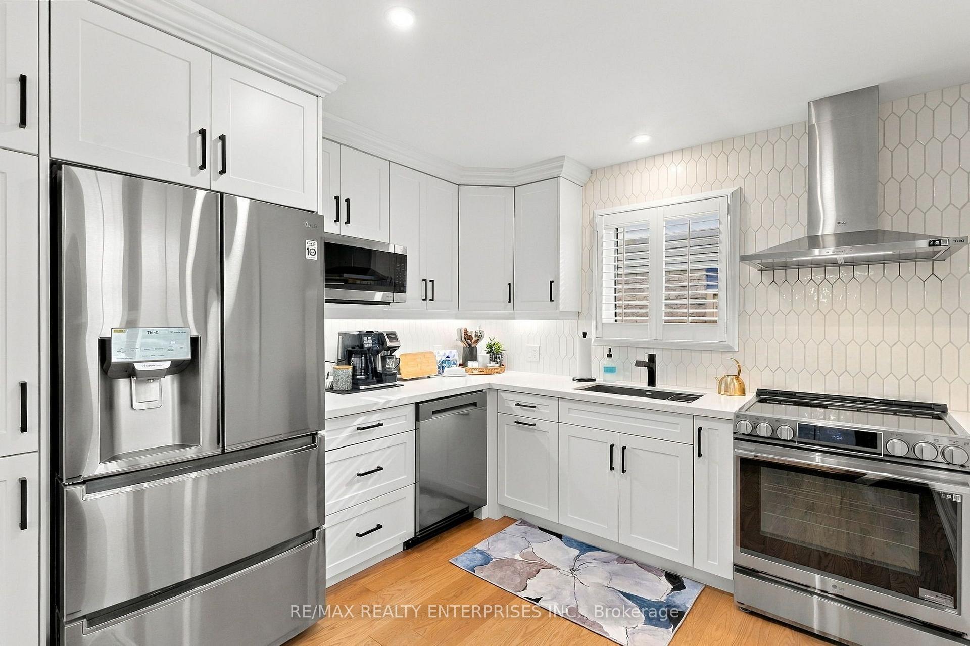 Photo 10 of 188 Summerfield Drive, Oakville, Bronte — HOMEH