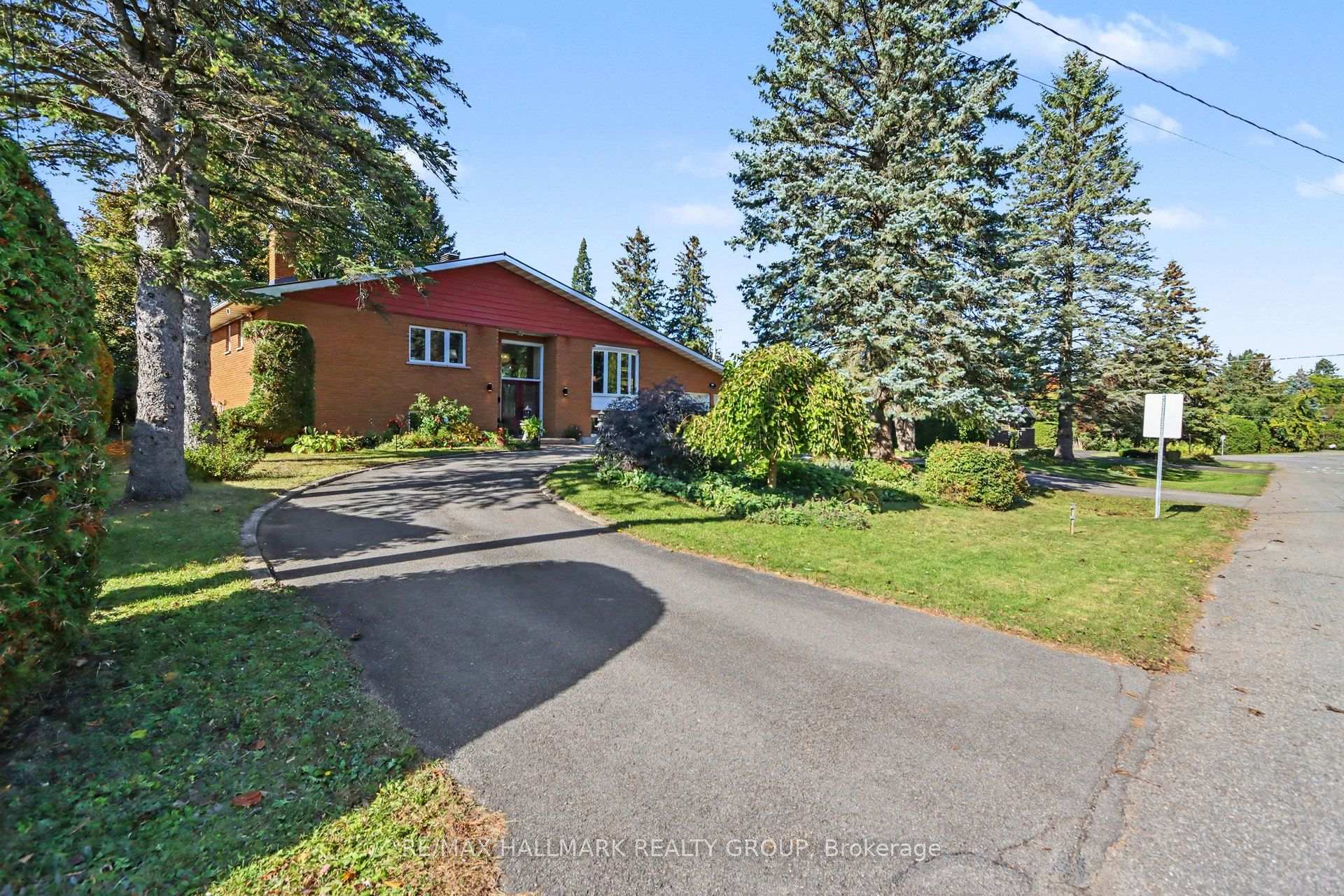 Photo 3 of 26 Whippoorwill Drive, Ottawa, Rothwell Heights — HOMEH