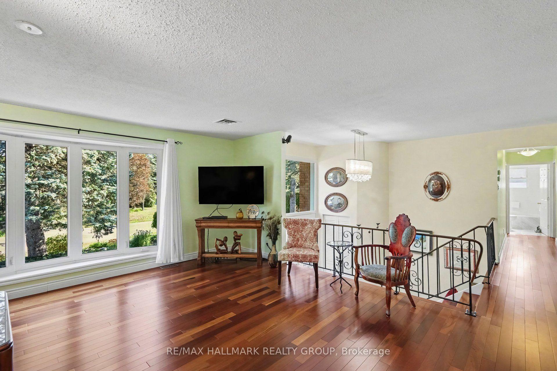 Photo 8 of 26 Whippoorwill Drive, Ottawa, Rothwell Heights — HOMEH