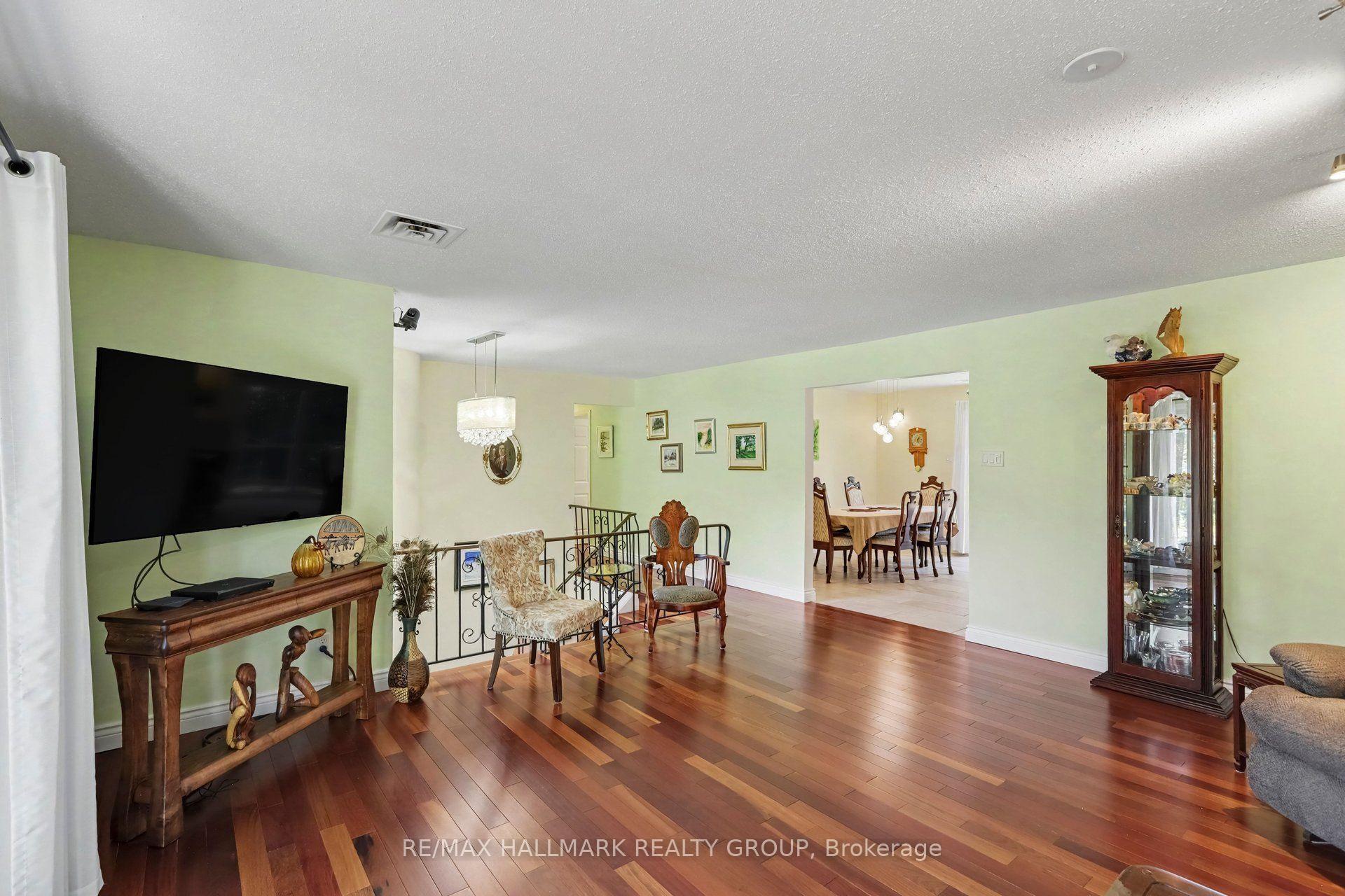Photo 9 of 26 Whippoorwill Drive, Ottawa, Rothwell Heights — HOMEH